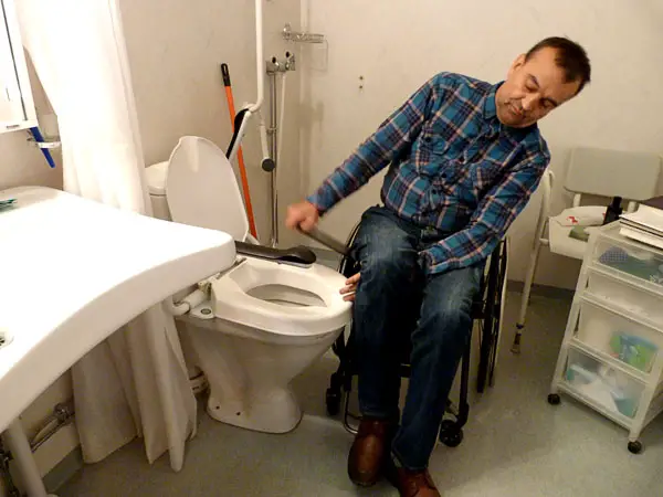 how to transfer patient from wheelchair to toilet