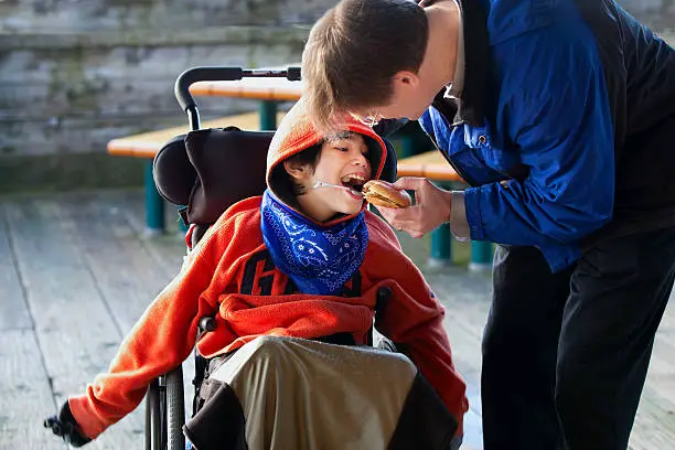 feeding a child with cerebral palsy
