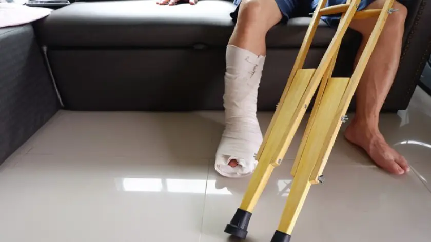how to make crutches out of household items