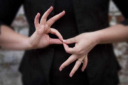 why do sign language interpreters make strange faces
